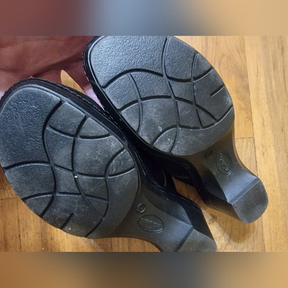 Thom McAn Carine Black Clogs with Flower Detail Size 6.5W - Picture 7 of 8